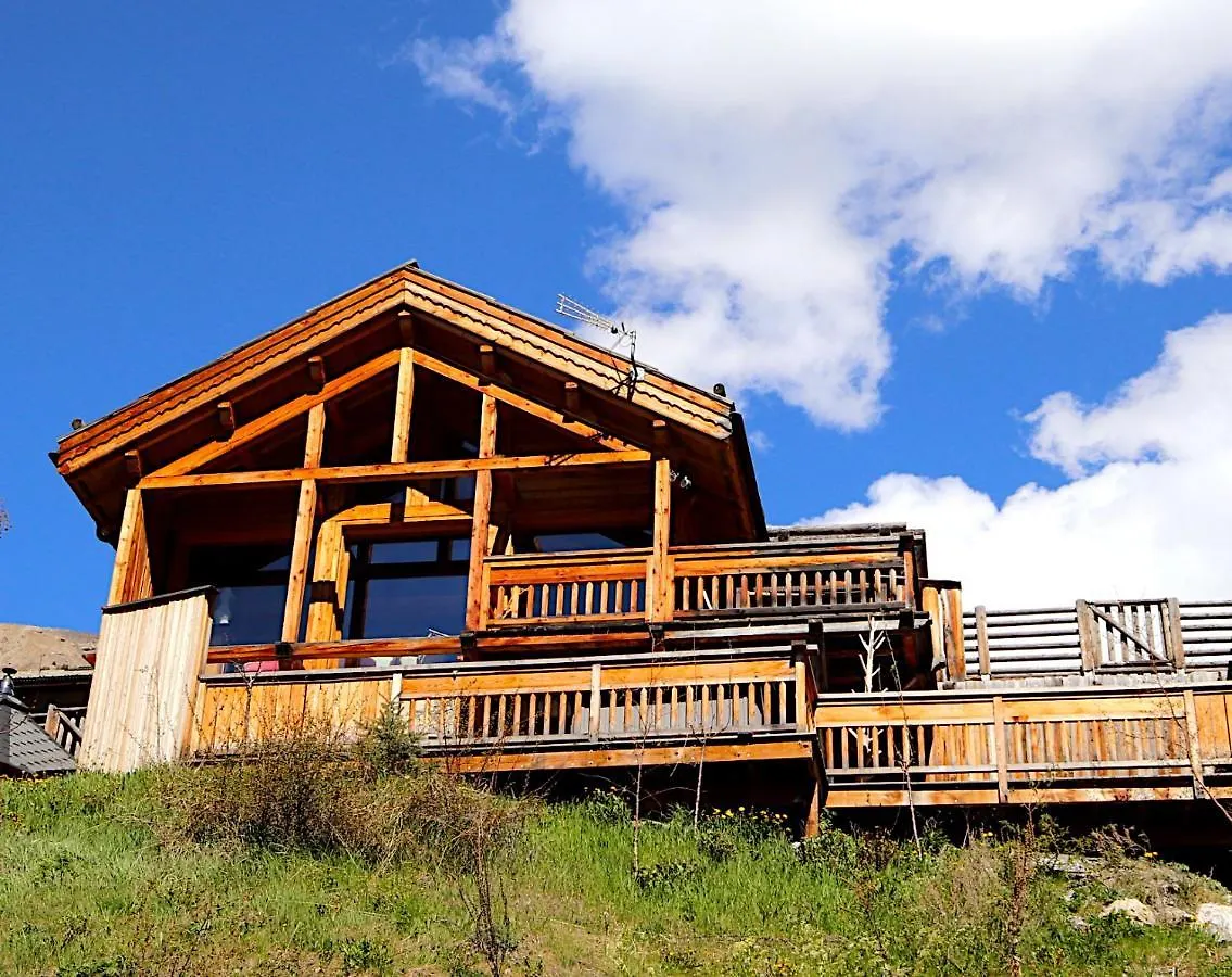 Chalet With Ski Slope Views, Jacuzzi & Cinema Room Vars  0*, Vars (Hautes-Alpes)