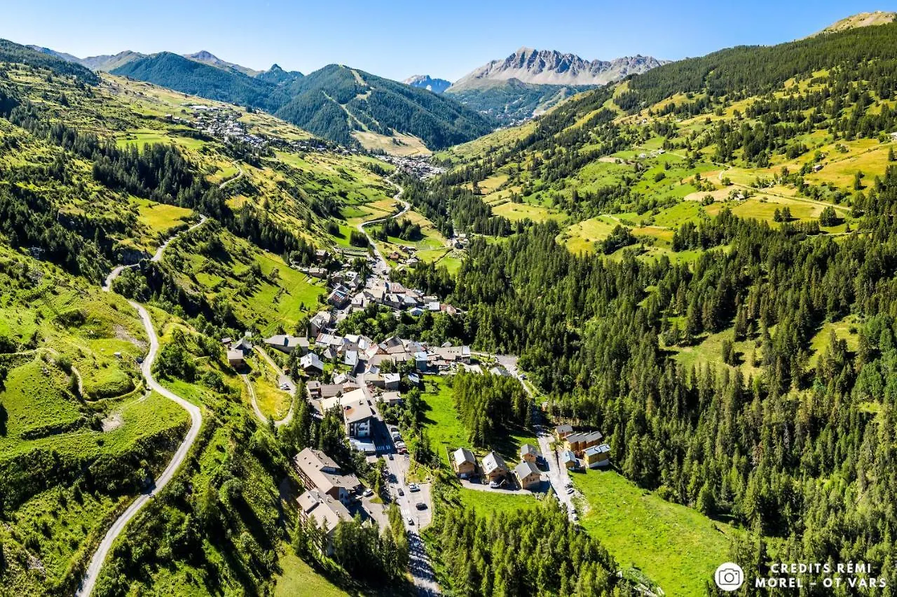 Chalet With Ski Slope Views, Jacuzzi & Cinema Room Vars  0*, Vars (Hautes-Alpes)