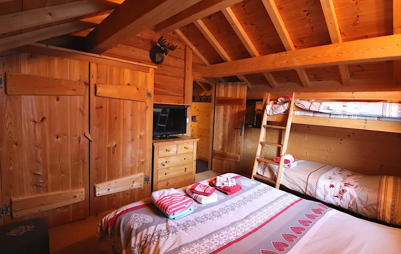 Chalet With Ski Slope Views, Jacuzzi & Cinema Room Vars