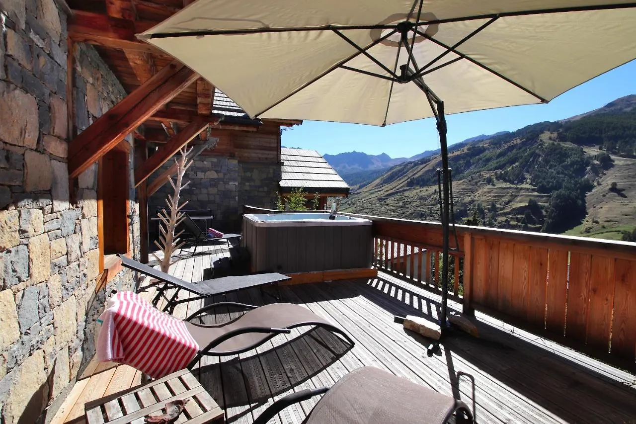 Chalet With Ski Slope Views, Jacuzzi & Cinema Room Vars