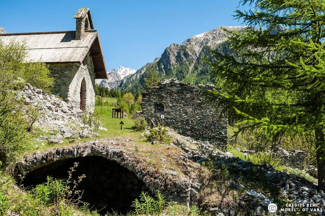 Chalet With Ski Slope Views, Jacuzzi & Cinema Room Vars  0*, Vars (Hautes-Alpes)