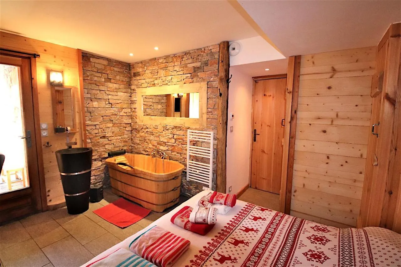 Chalet With Ski Slope Views, Jacuzzi & Cinema Room Vars  0*, Vars (Hautes-Alpes) France
