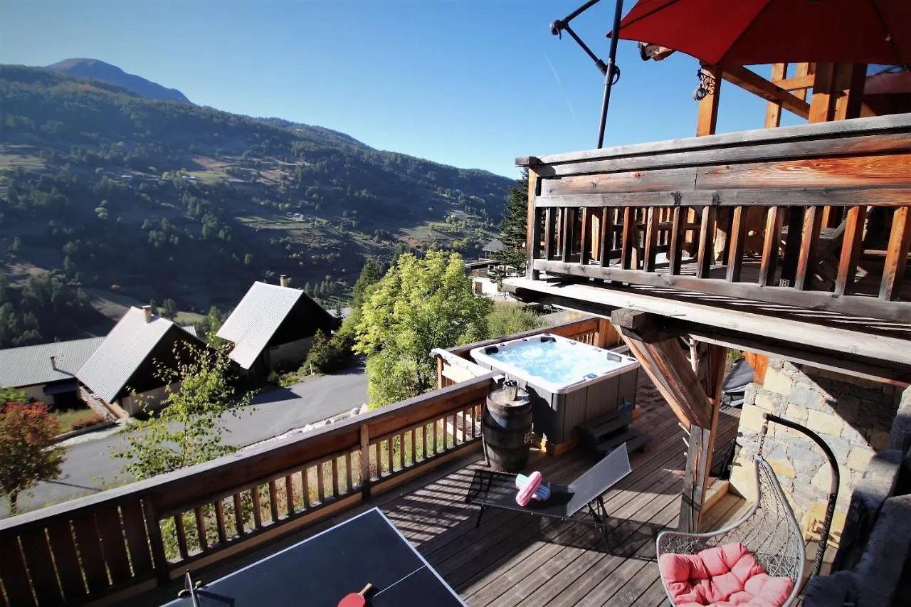 Chalet With Ski Slope Views, Jacuzzi & Cinema Room Vars  France