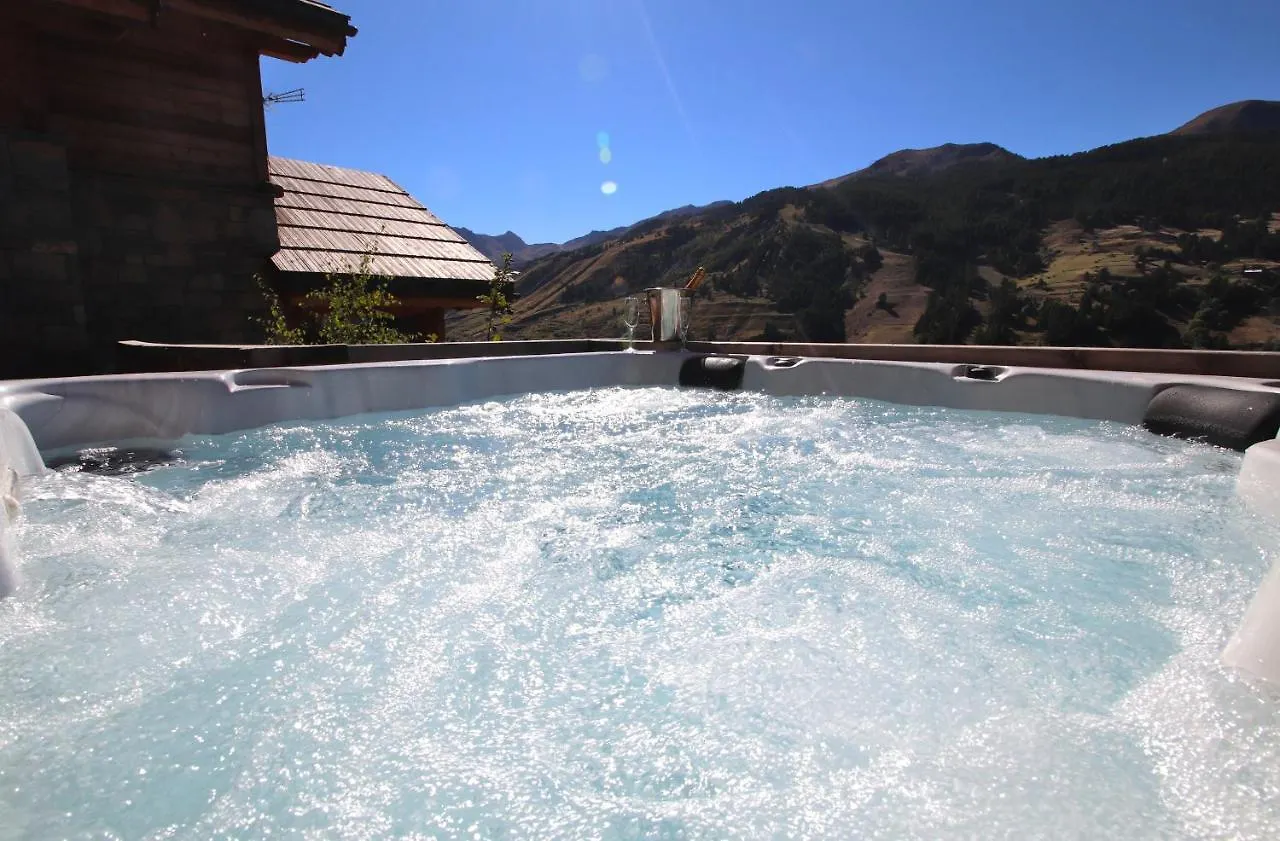 Chalet With Ski Slope Views, Jacuzzi & Cinema Room Vars