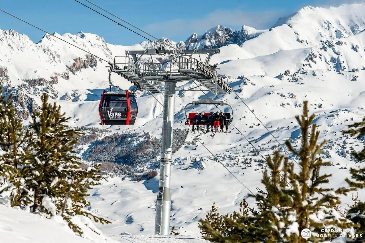 Chalet With Ski Slope Views, Jacuzzi & Cinema Room Vars
