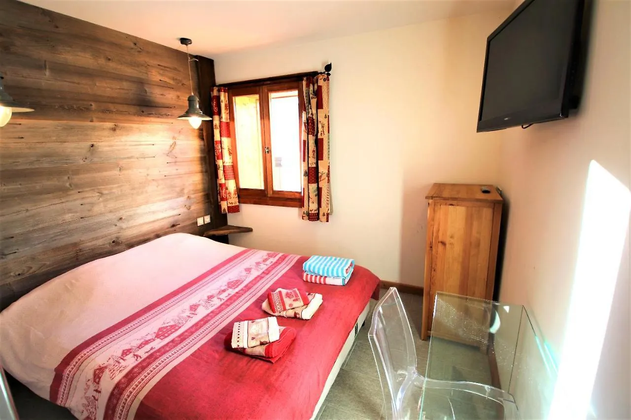 Chalet With Ski Slope Views, Jacuzzi & Cinema Room Vars   Vars (Hautes-Alpes)