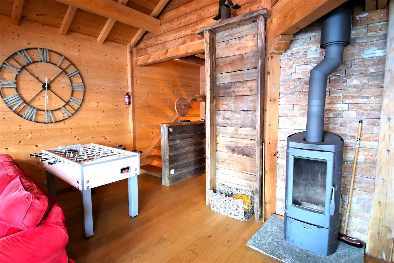 Chalet With Ski Slope Views, Jacuzzi & Cinema Room Vars  0*, Vars (Hautes-Alpes) France