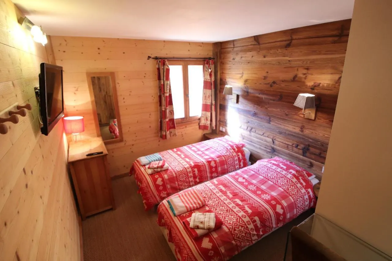 Chalet With Ski Slope Views, Jacuzzi & Cinema Room Vars  France