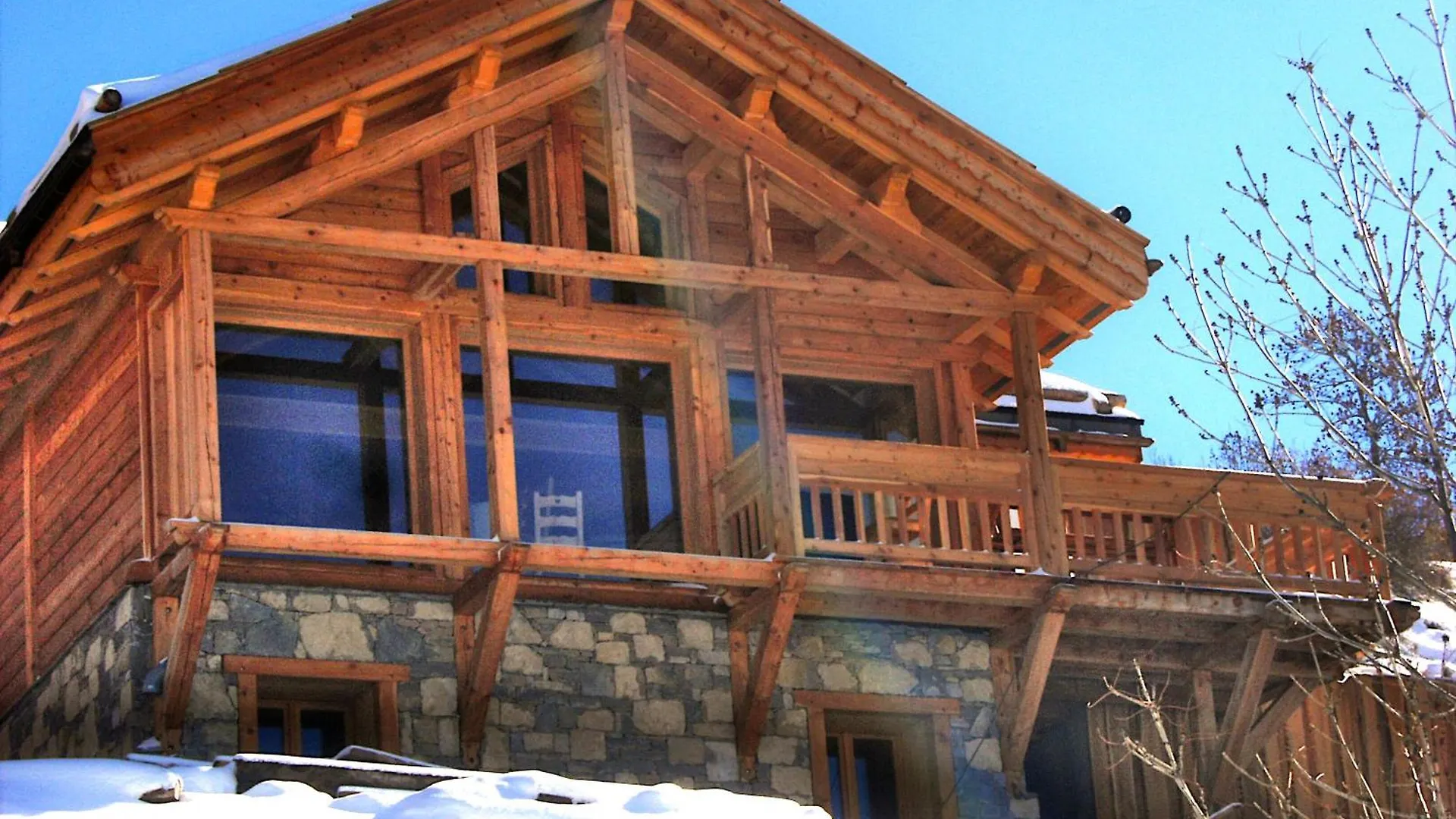 Chalet With Ski Slope Views, Jacuzzi & Cinema Room Vars