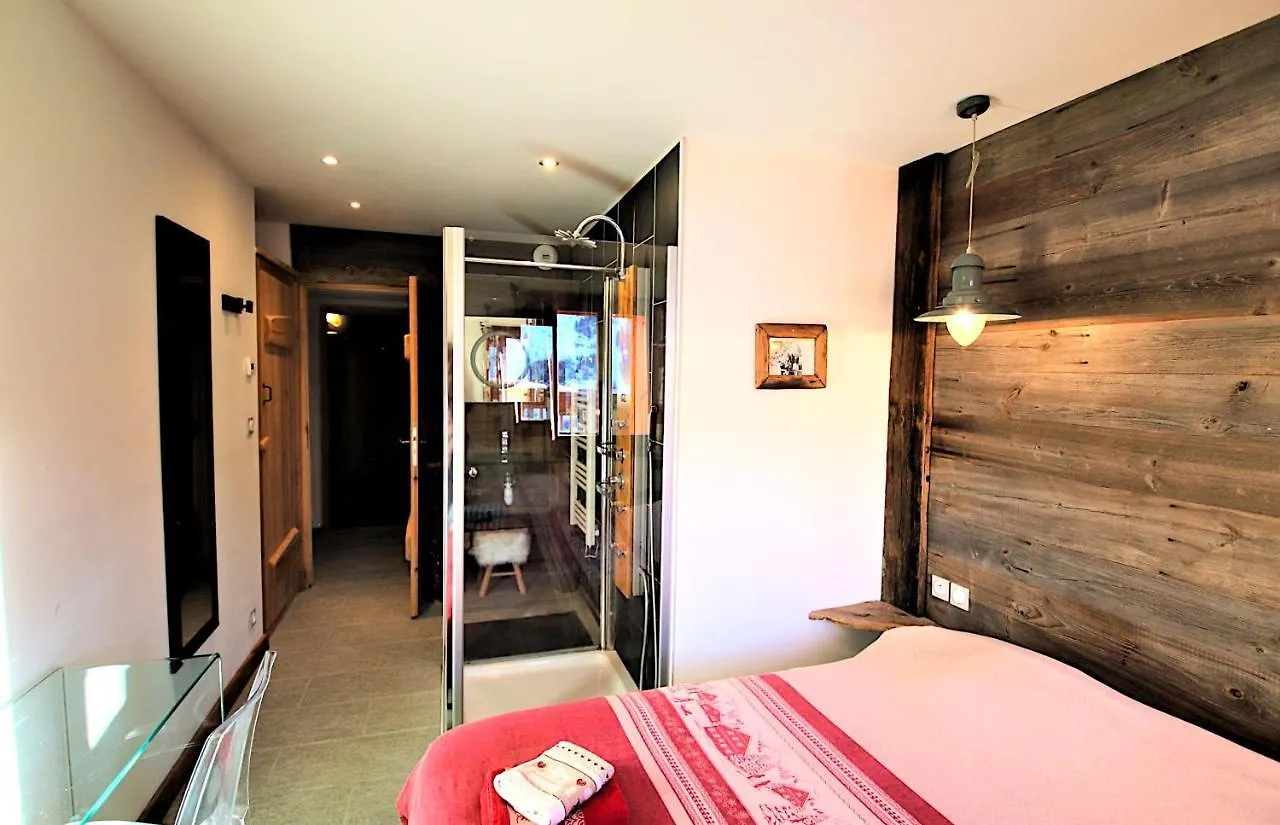 Chalet With Ski Slope Views, Jacuzzi & Cinema Room Vars