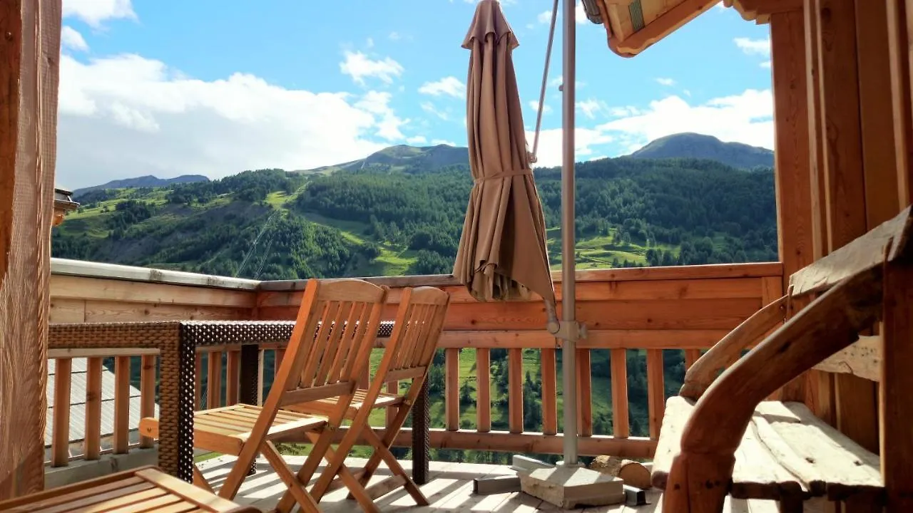 Chalet With Ski Slope Views, Jacuzzi & Cinema Room Vars