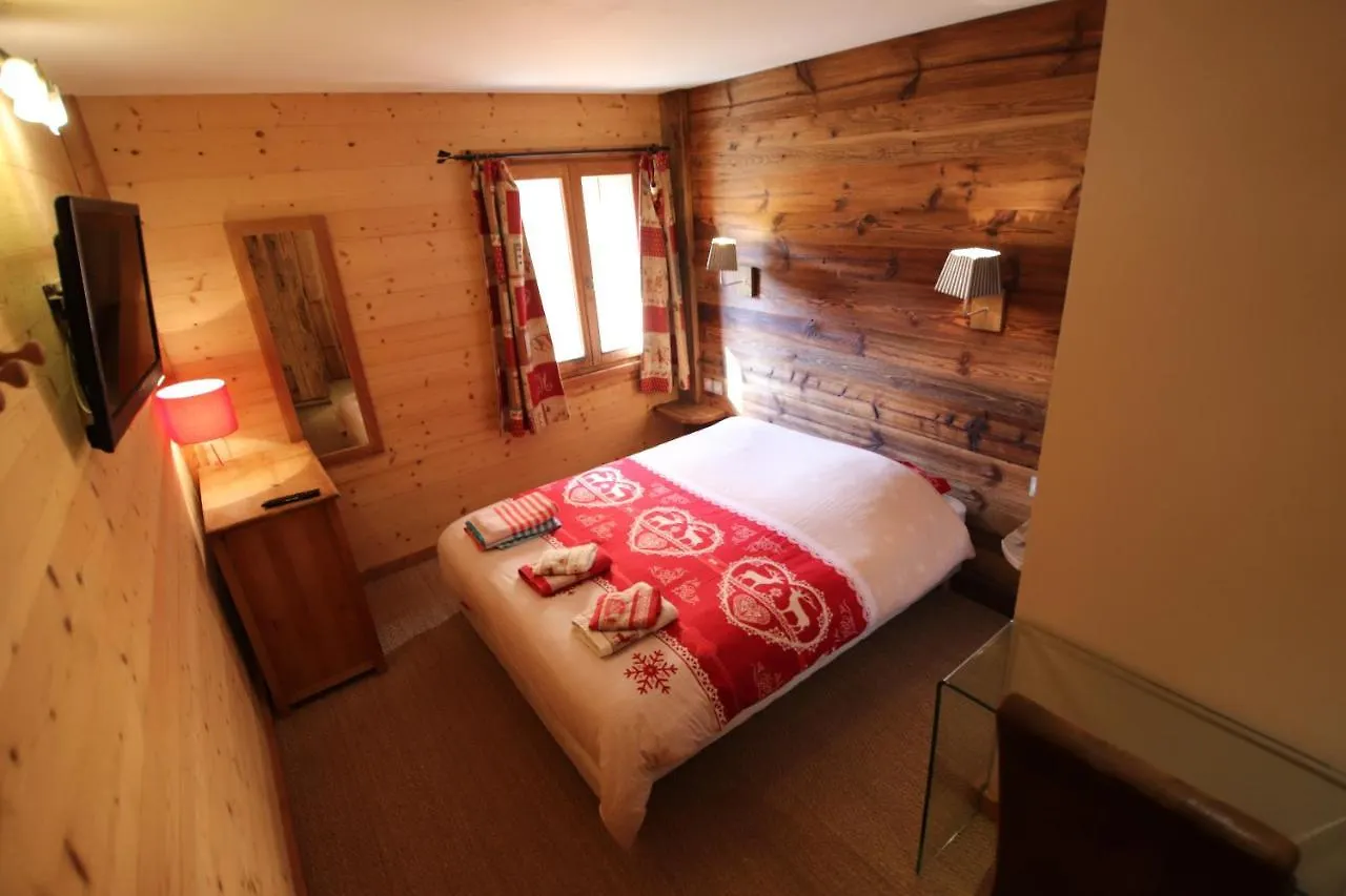 Chalet With Ski Slope Views, Jacuzzi & Cinema Room Vars  Vars (Hautes-Alpes)
