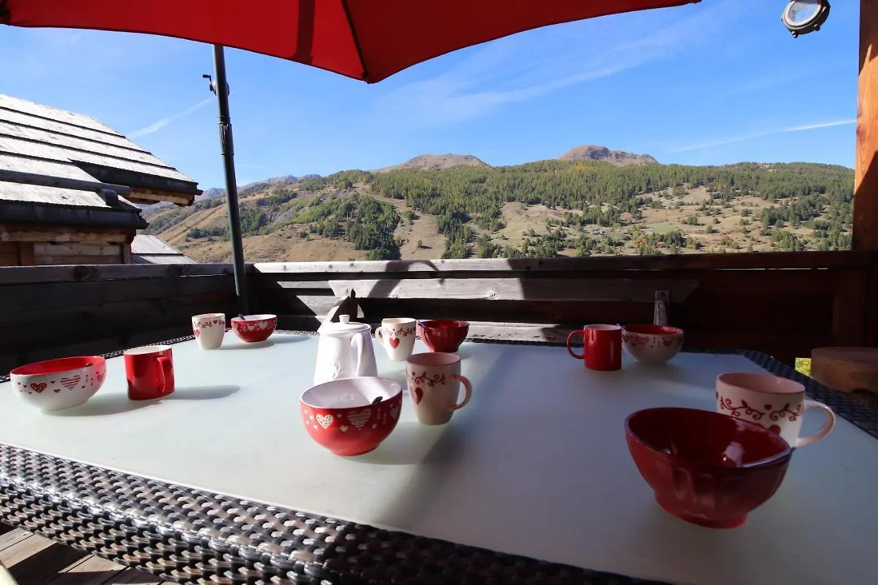 Chalet With Ski Slope Views, Jacuzzi & Cinema Room Vars