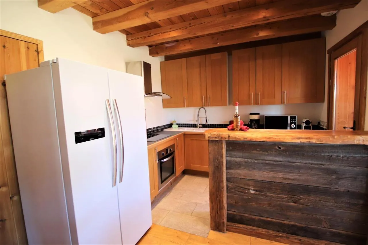 Chalet With Ski Slope Views, Jacuzzi & Cinema Room Vars  0*, Vars (Hautes-Alpes)