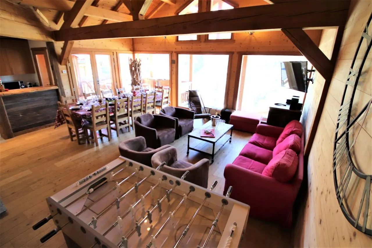 Chalet With Ski Slope Views, Jacuzzi & Cinema Room Vars