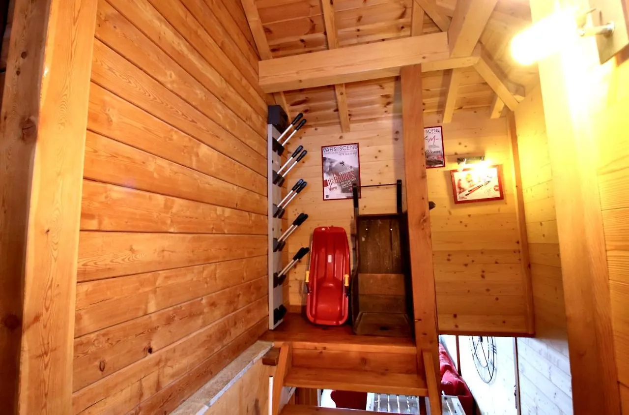 Chalet With Ski Slope Views, Jacuzzi & Cinema Room Vars  Frankrike