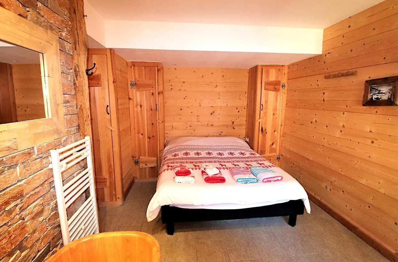 Chalet With Ski Slope Views, Jacuzzi & Cinema Room Vars  Frankrike